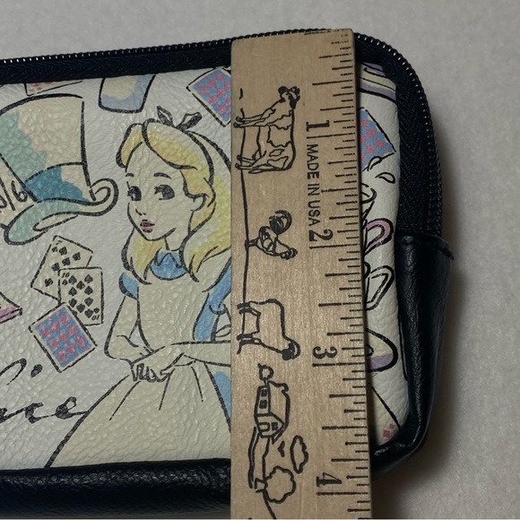 Disney Loungefly Alice In Wonderland Wristlet Purse Coin Tea Cup Mad Hat - Picture 10 of 11